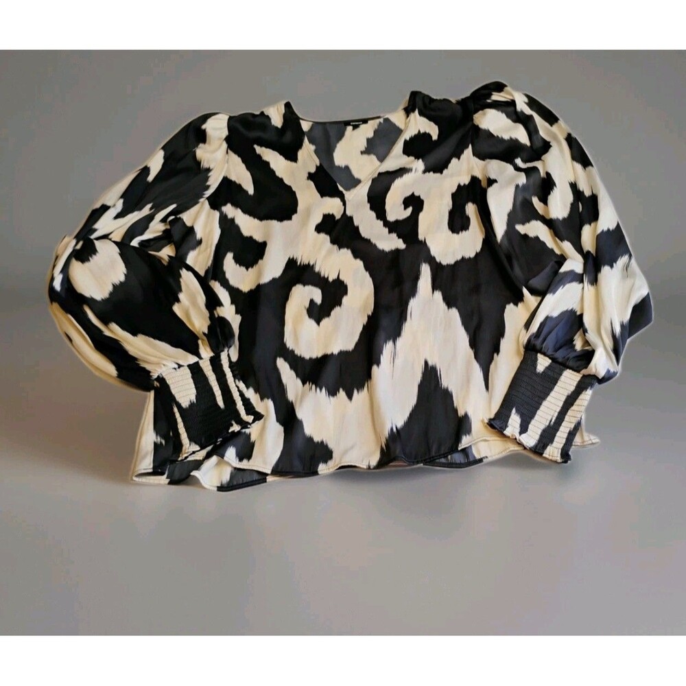 Express Women's Black /White Silk‎ Like Cropped Blouse, Size M